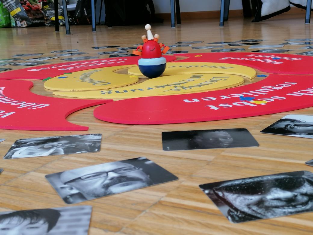 Bodenbild mit Fotos verschiedener Menschen