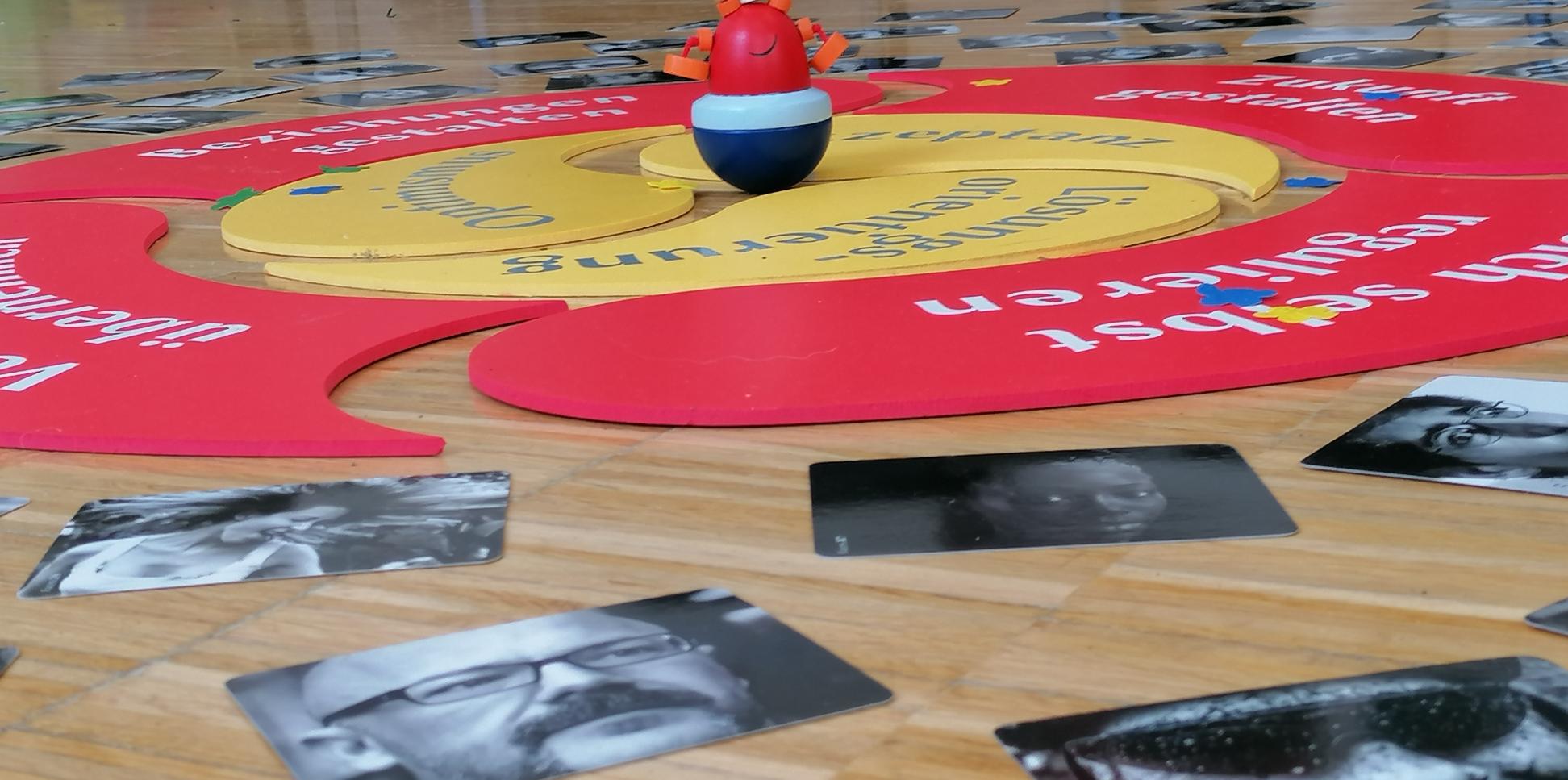 Bodenbild mit Fotos verschiedener Menschen