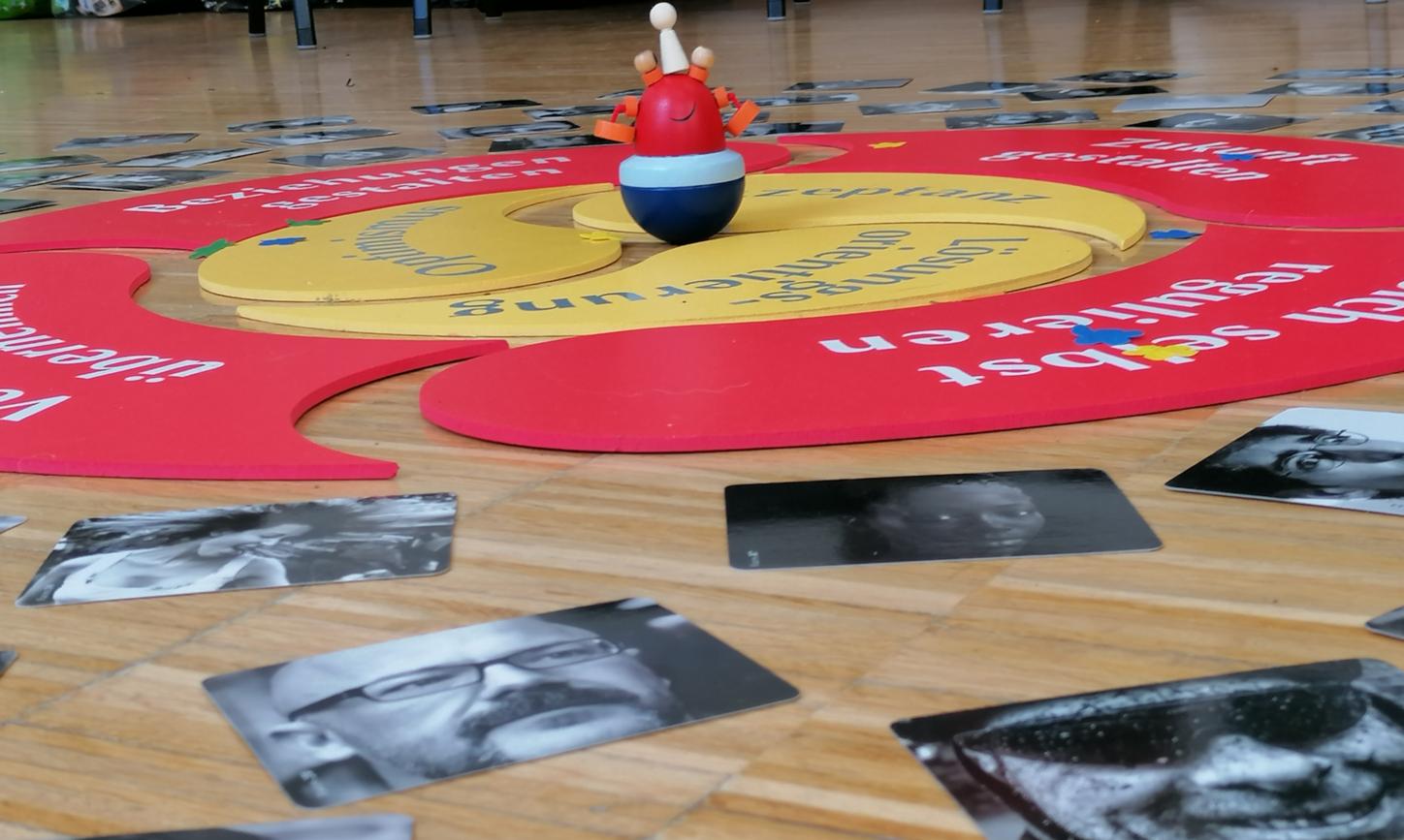Bodenbild mit Fotos verschiedener Menschen