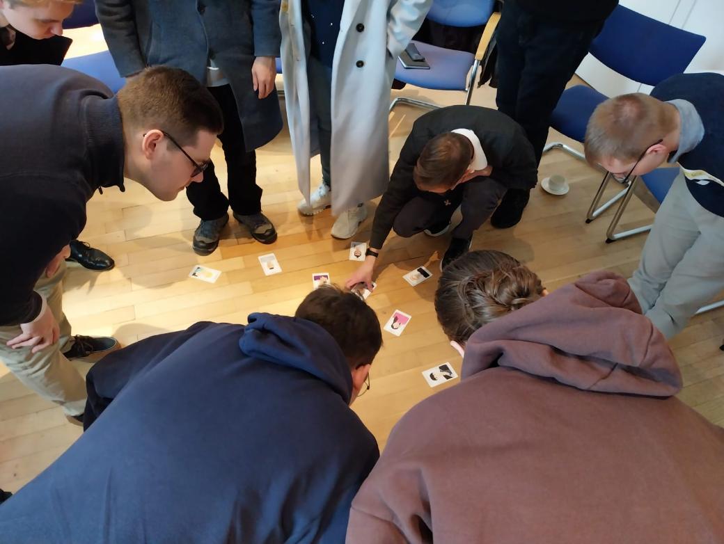 Menschen ordnen gemeinsam Dinge auf dem Boden