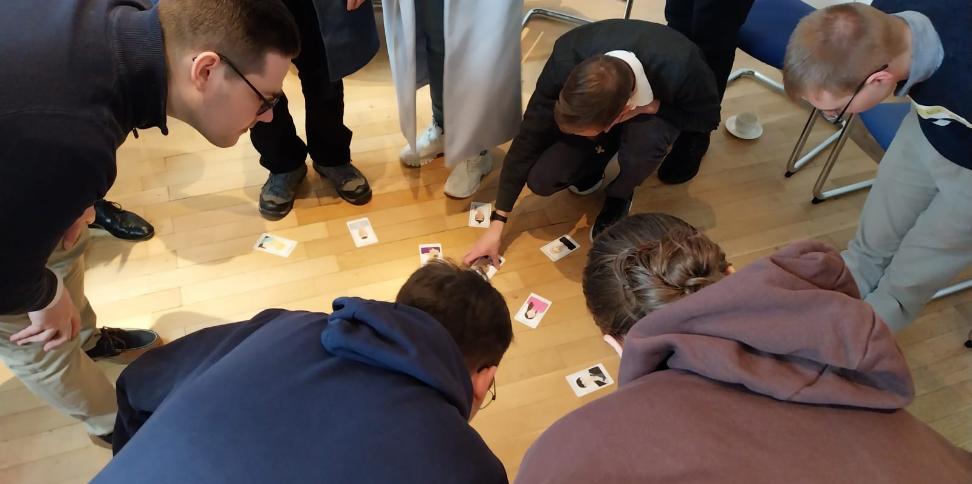 Menschen ordnen gemeinsam Dinge auf dem Boden