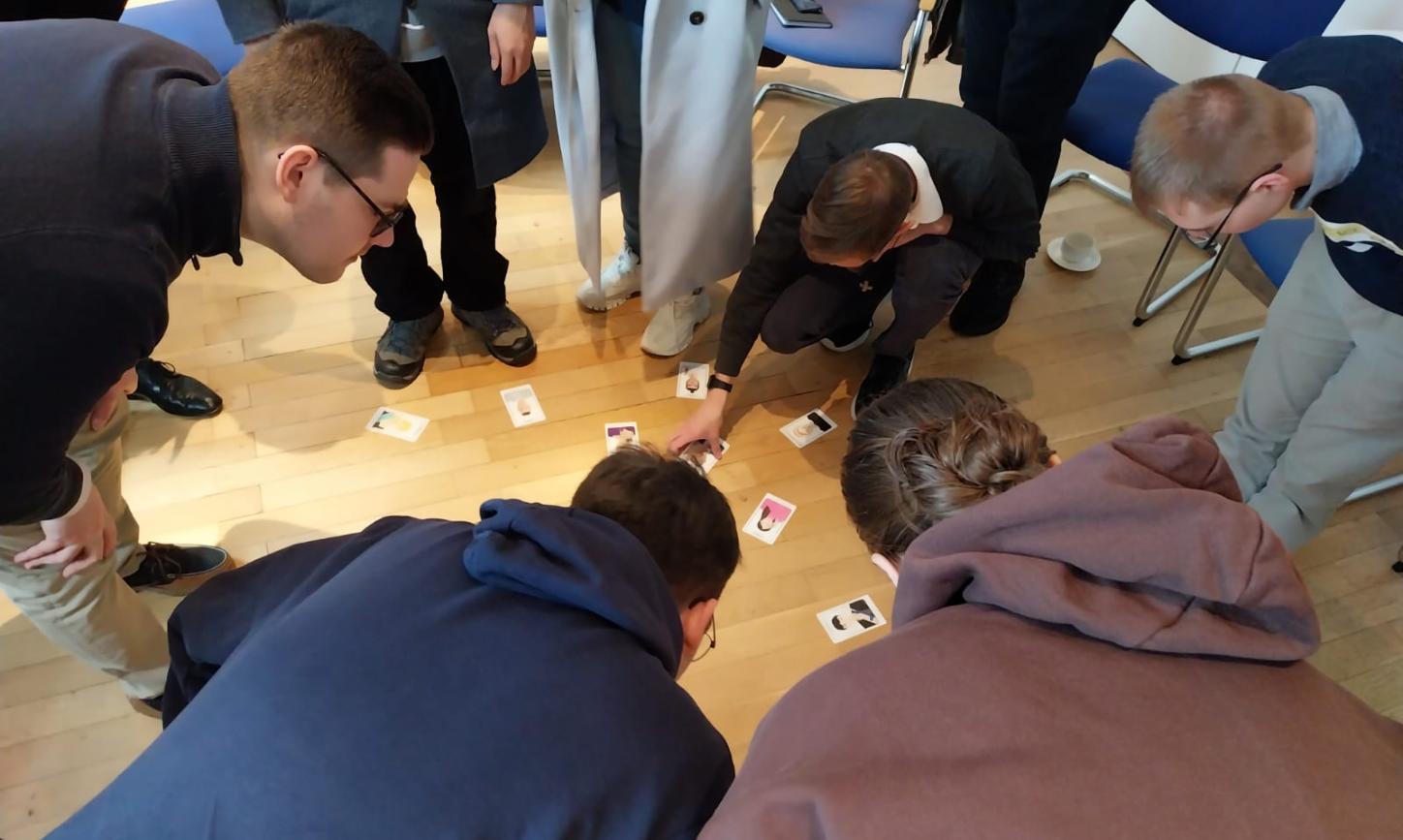 Menschen ordnen gemeinsam Dinge auf dem Boden