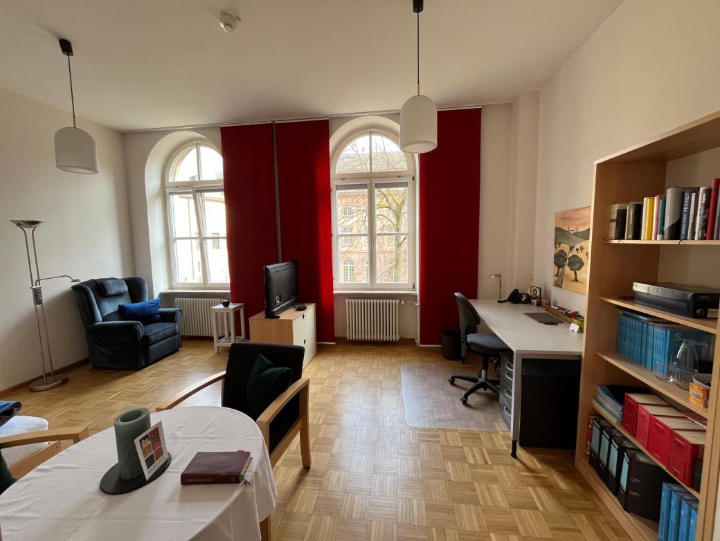 Einblick in ein Felixianumszimmer mit Schränken, Schreibtisch, Tisch