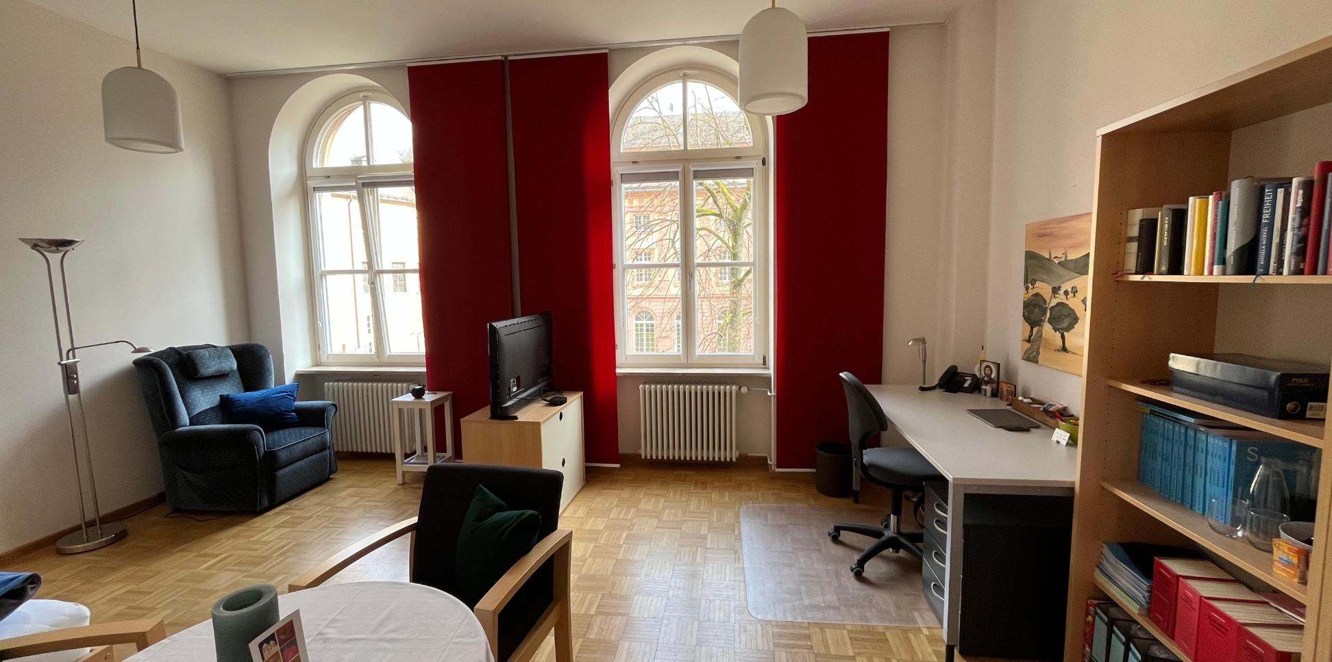 Einblick in ein Felixianumszimmer mit Schränken, Schreibtisch, Tisch