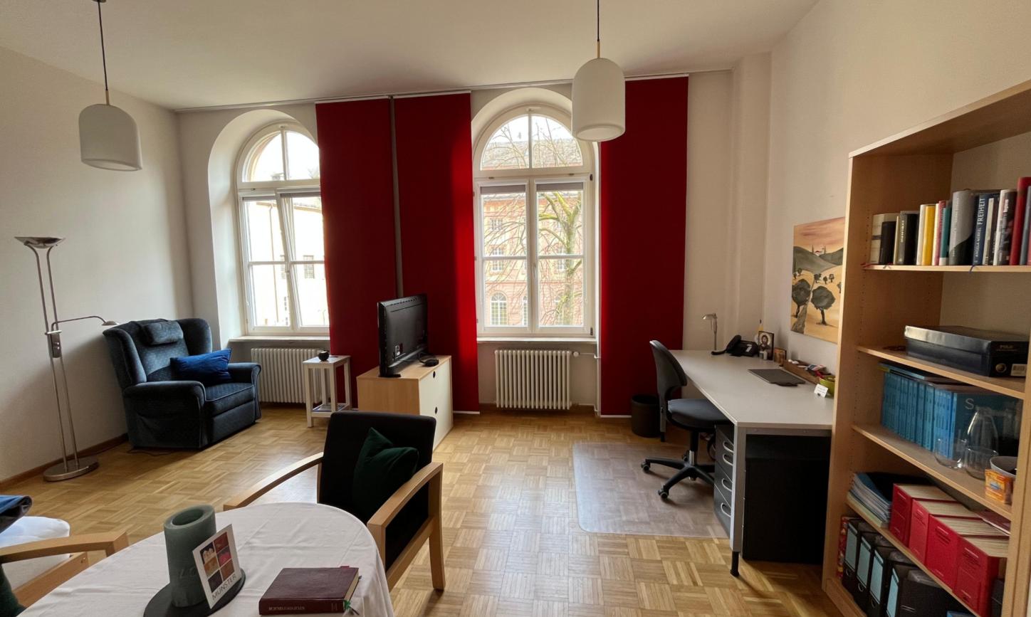 Einblick in ein Felixianumszimmer mit Schränken, Schreibtisch, Tisch